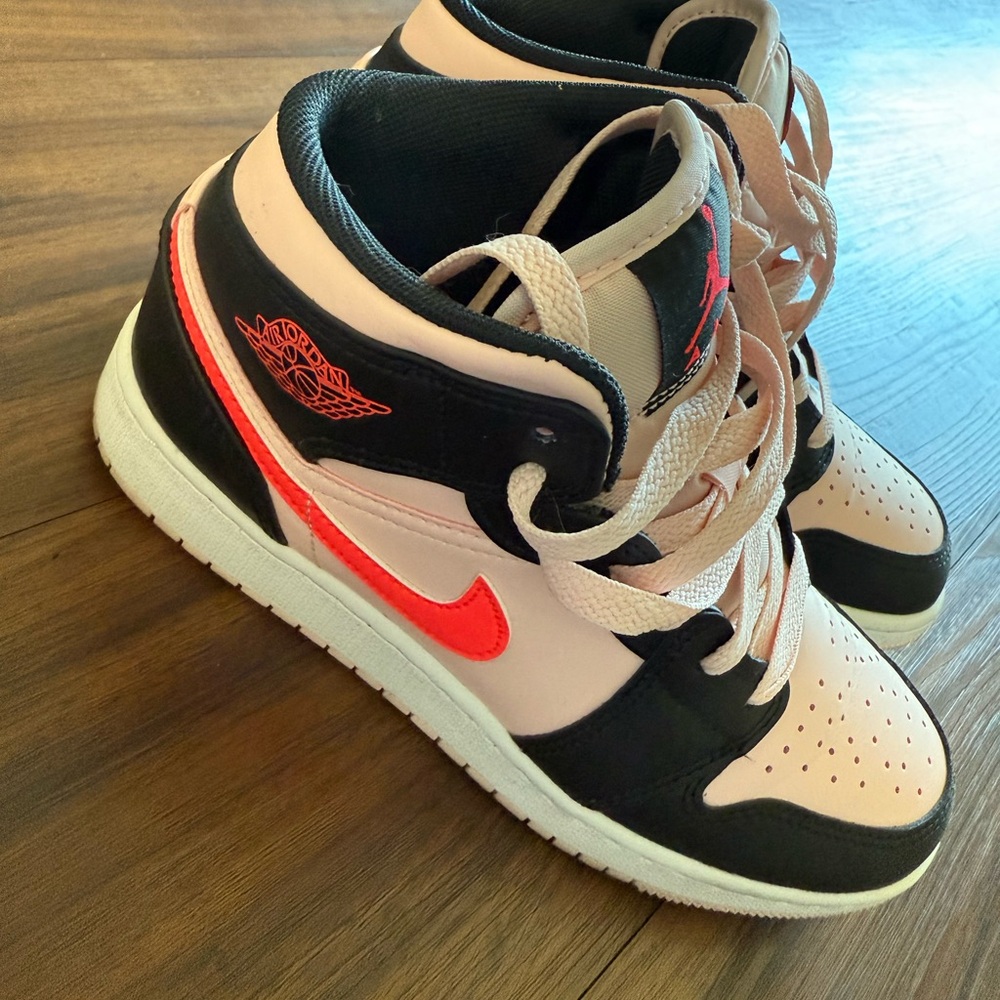 Nike Jordan Sneakers in Black and Pink